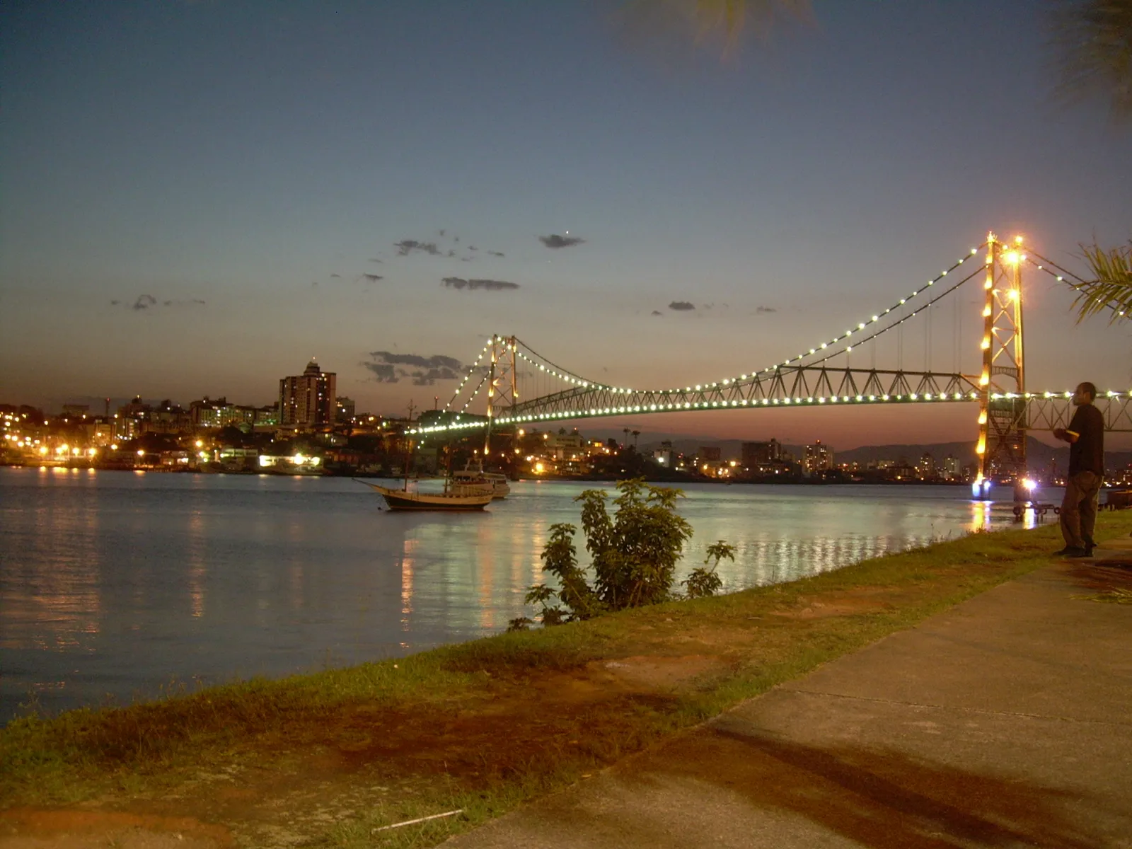 Ponte Hercílio Luz iluminada ao entardecer, cartão-postal de Florianópolis