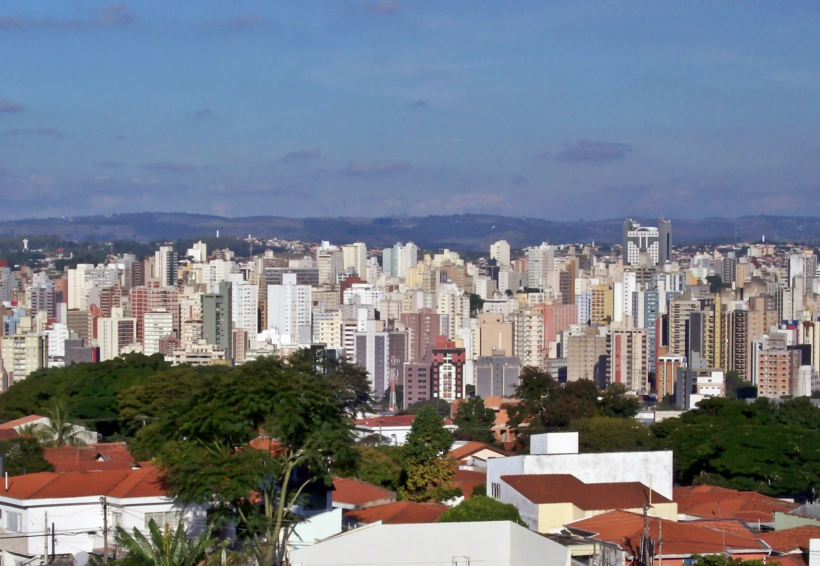 Região central de Campinas vista do mirante da Torre do Castelo