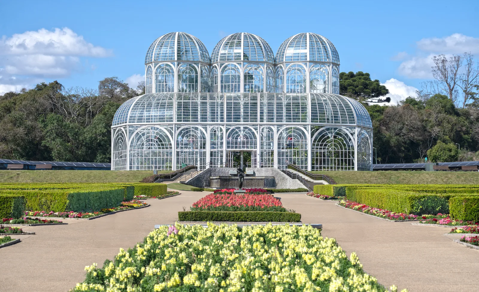 Estufa do Jardim Botânico de Curitiba com os jardins em primeiro plano