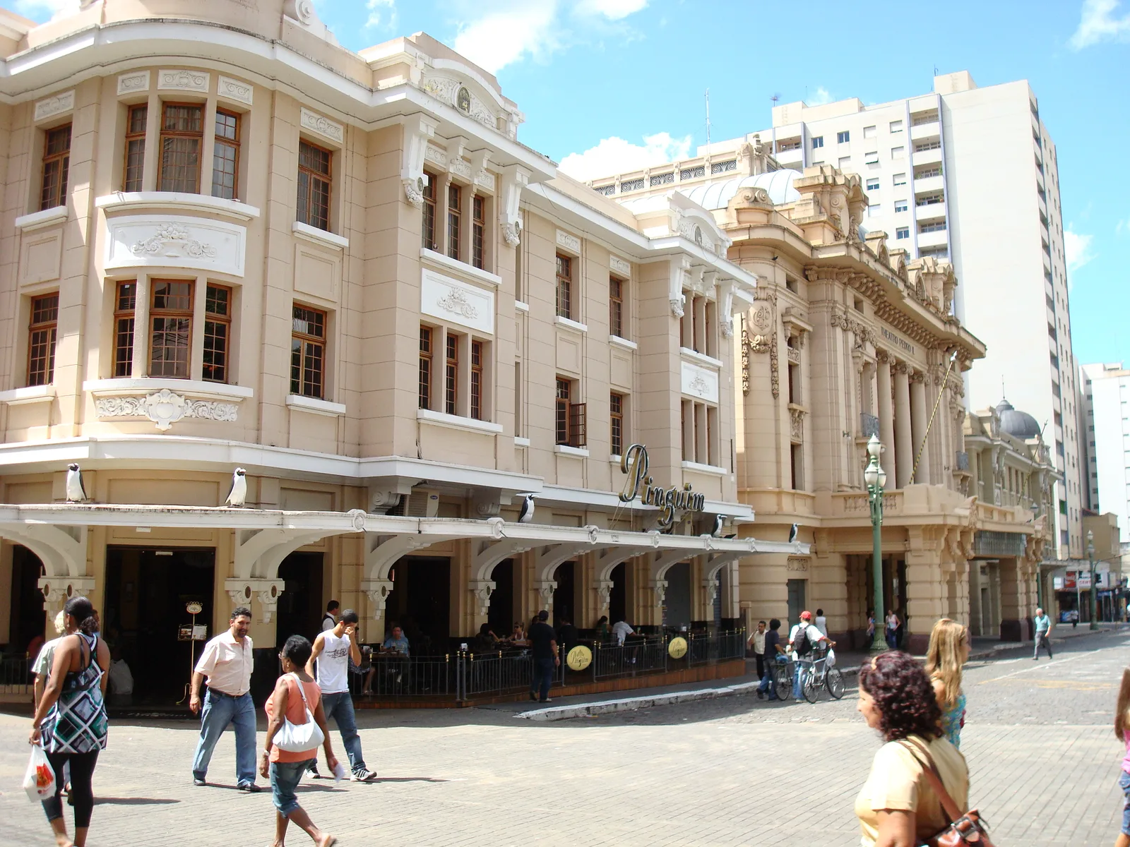 Choperia Pinguim ao lado do Theatro Pedro II, no centro de Ribeirão Preto